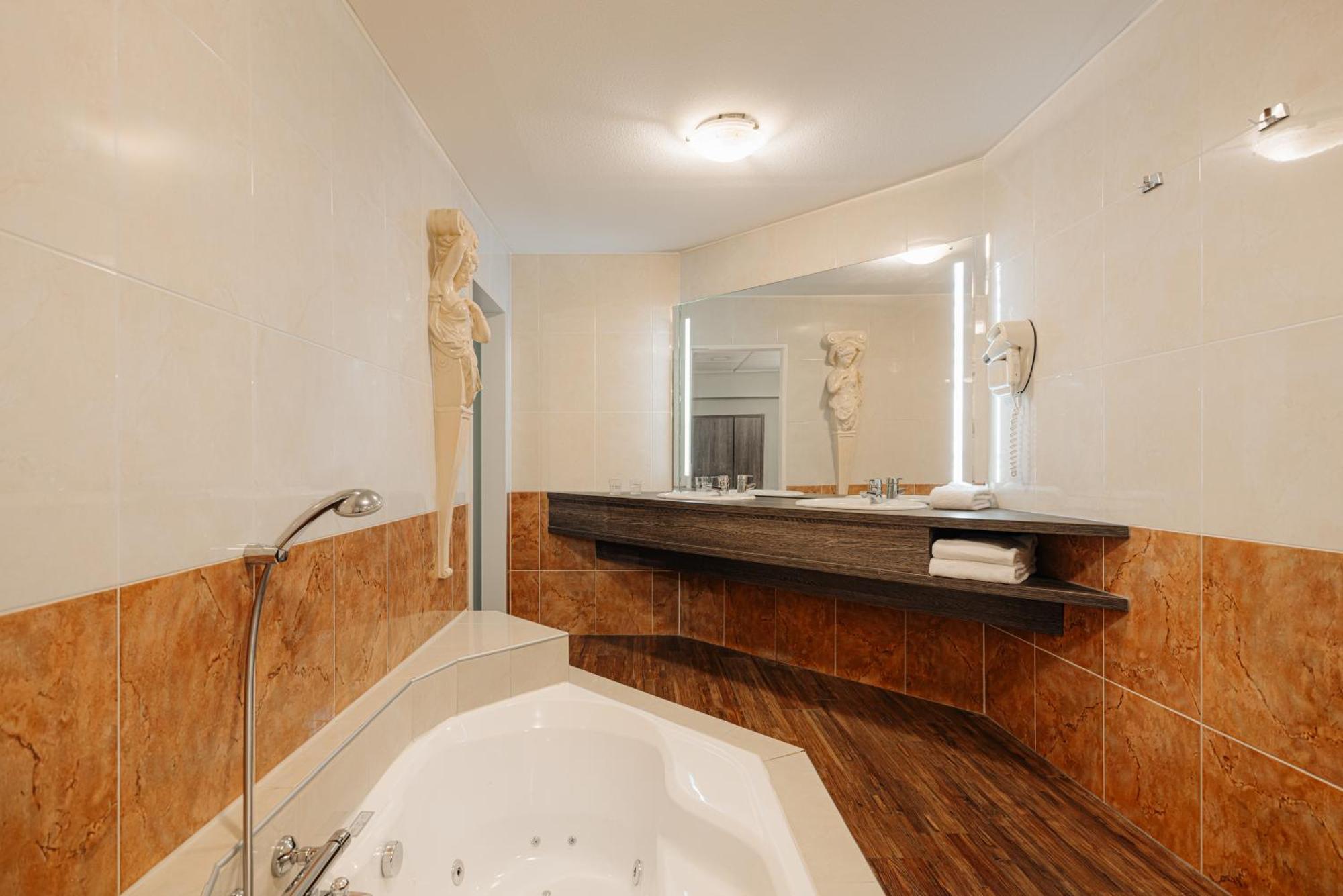 Leonardo Hotel Eindhoven City Center Former Crown Hotel Ngoại thất bức ảnh